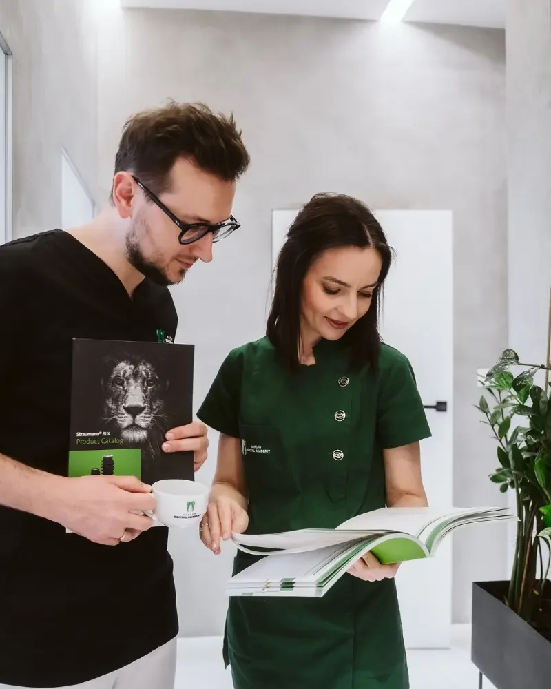 Zespół Warsaw Dental Academy nad katalogiem systemu implantologicznego